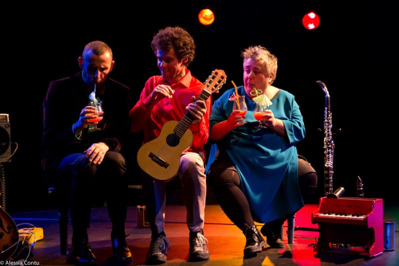 daisy sur banc avec verres